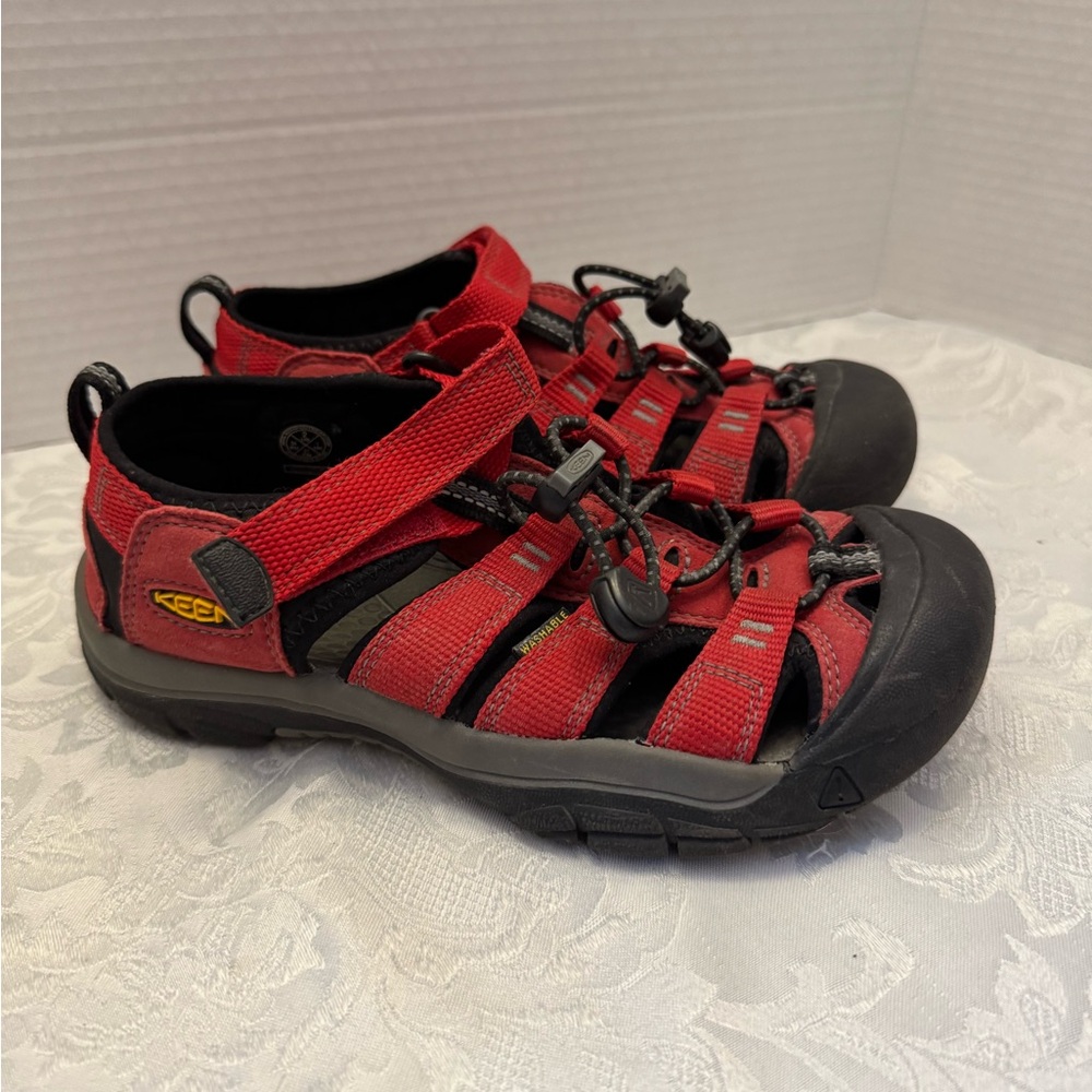 Keen Newport H2 Kids Size 2 Waterproof Sandal Hiking Shoe Red Black Coastal